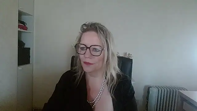 Snapshot of Silkesquirt chatting on 10.24.25 Silkesquirt online show from 10.24.25