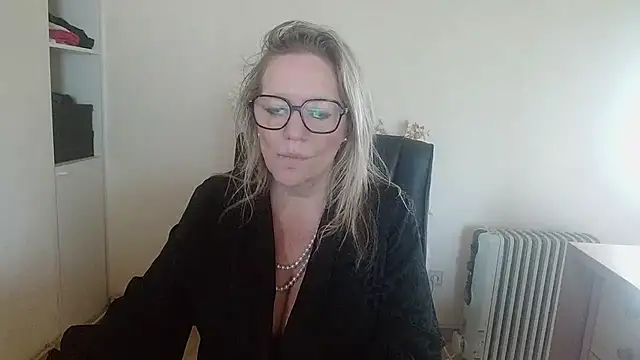 Snapshot of Silkesquirt chatting on 10.28.25 Silkesquirt online show from 10.28.25