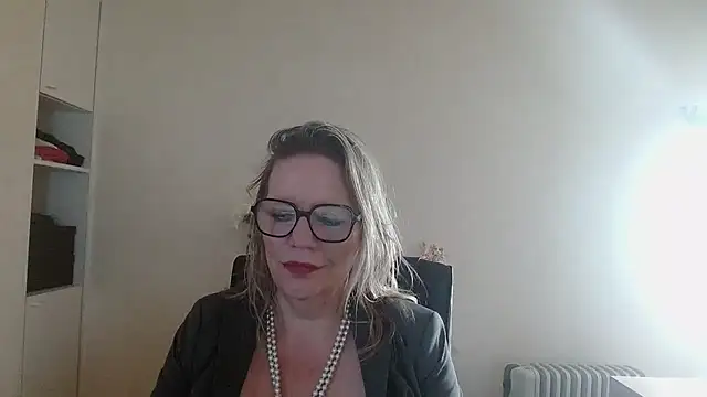 Snapshot of Silkesquirt chatting on 10.30.25 Silkesquirt online show from 10.30.25