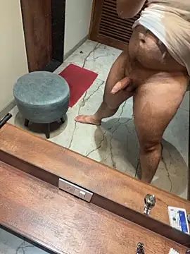 Snapshot of versatile_guy01 chatting on 10.18.25 versatile guy01 online show from 10.18.25