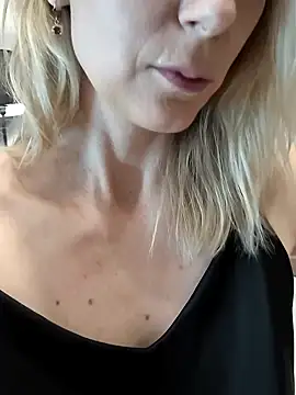 Snapshot of AvelinaLeoni chatting on 10.23.25 AvelinaLeoni online show from 10.23.25