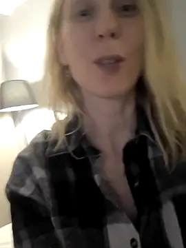 Snapshot of AvelinaLeoni chatting on 11.10.25 AvelinaLeoni online show from 11.10.25