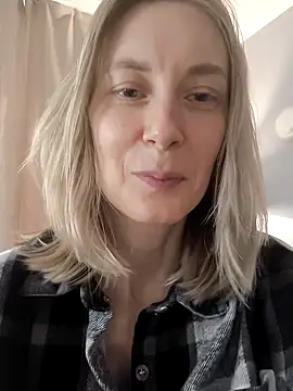 Snapshot of AvelinaLeoni chatting on 11.18.25 AvelinaLeoni online show from 11.18.25