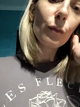 Snapshot of AvelinaLeoni chatting on 11.19.25 AvelinaLeoni online show from 11.19.25