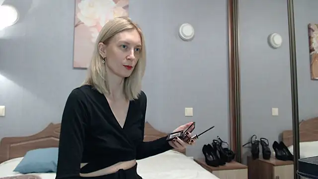 Snapshot of AvelinaLeoni chatting on 12.01.25 AvelinaLeoni online show from 12.01.25