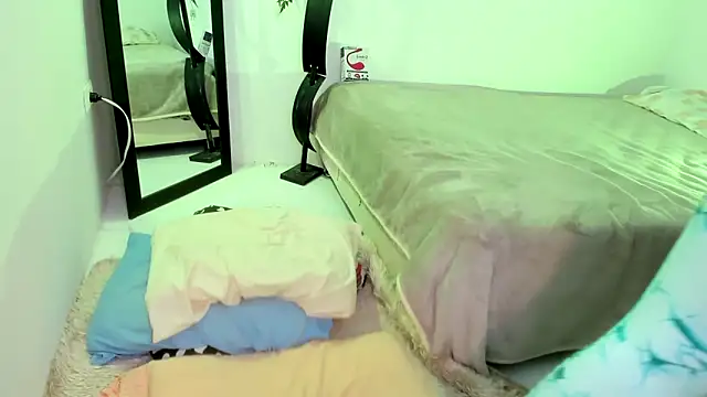 Elle Lee  online show from 12.20.24