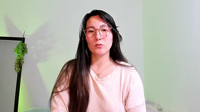 Elle Lee  online show from 02.24.25