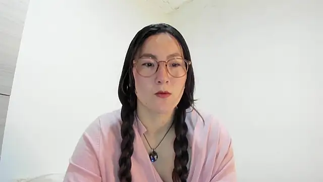 Elle Lee  online show from 09.30.25