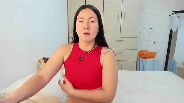 Elle Lee  online show from 10.14.25