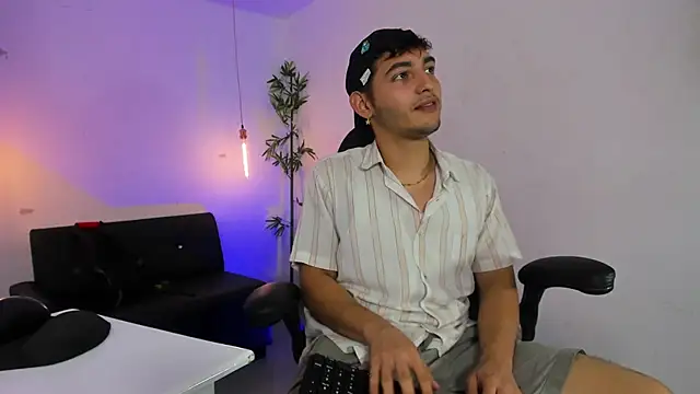 Snapshot of DiegoRogue_ chatting on 12.09.24 DiegoRogue  online show from 12.09.24