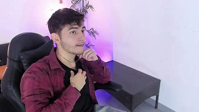 Snapshot of DiegoRogue_ chatting on 12.11.24 DiegoRogue  online show from 12.11.24