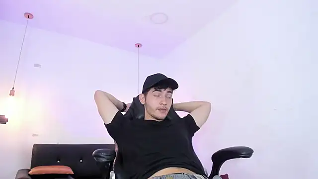 Snapshot of DiegoRogue_ chatting on 12.11.24 DiegoRogue  online show from 12.11.24