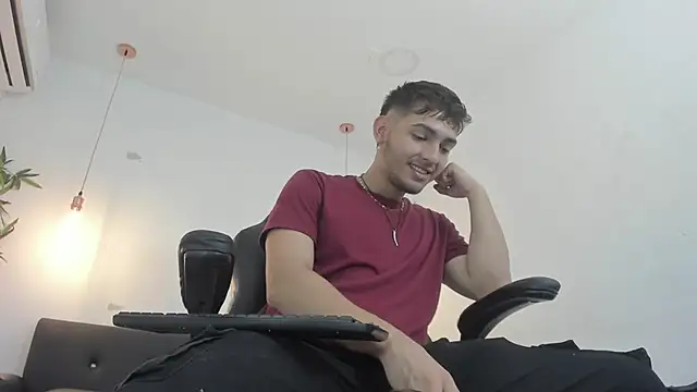 Snapshot of DiegoRogue_ chatting on 12.16.24 DiegoRogue  online show from 12.16.24