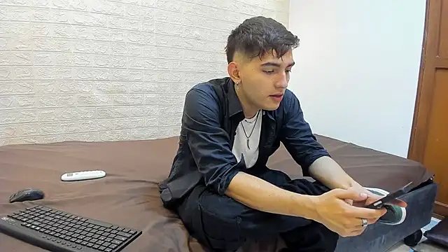 Snapshot of DiegoRogue_ chatting on 12.18.24 DiegoRogue  online show from 12.18.24