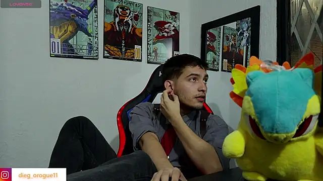 Snapshot of DiegoRogue_ chatting on 03.17.25 DiegoRogue  online show from 03.17.25