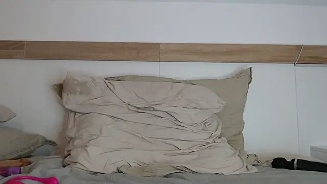 Snapshot of Xladycharme chatting on 10.15.25 Xladycharme online show from 10.15.25