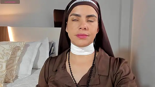 ClaraMariaMon online show from 04.10.26