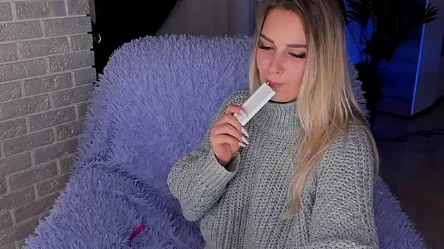 Snapshot of KittiLiza chatting on 01.26.25 KittiLiza online show from 01.26.25