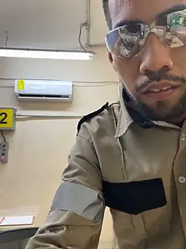 Snapshot of EnriquePersian197 chatting on 09.23.25 EnriquePersian197 online show from 09.23.25