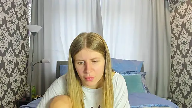 Snapshot of kirraa_ chatting on 09.16.25 kirraa online show from 09.16.25