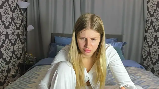 Snapshot of kirraa_ chatting on 09.21.25 kirraa online show from 09.21.25