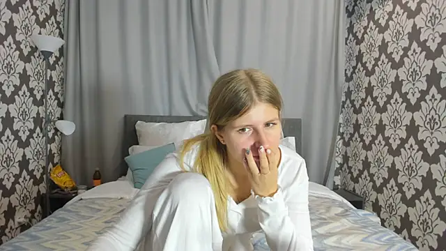 Snapshot of kirraa_ chatting on 09.29.25 kirraa online show from 09.29.25