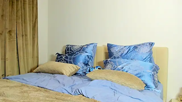 Snapshot of kirraa_ chatting on 10.28.25 kirraa online show from 10.28.25