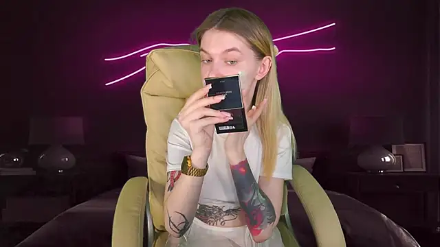 Snapshot of AnacondaOn chatting on 03.14.25 AnacondaOn online show from 03.14.25