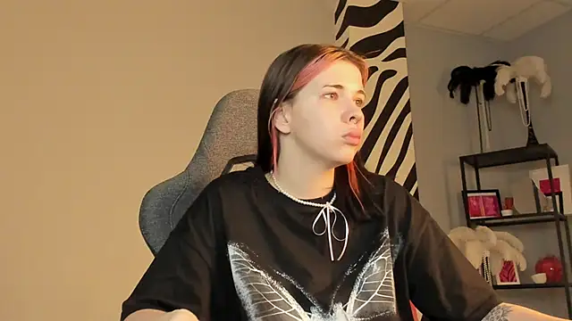 AliceSunday online show from 12.19.25