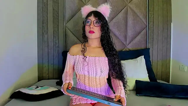 Snapshot of BriaConner_ chatting on 02.08.25 BriaConner  online show from 02.08.25