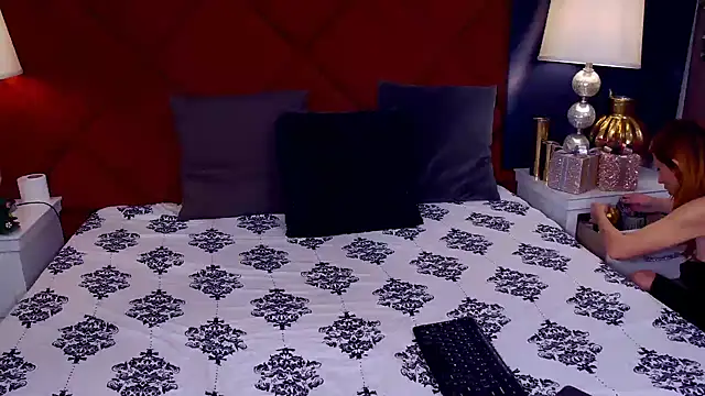 Snapshot of MinnieDrew chatting on 12.30.24 MinnieDrew online show from 12.30.24