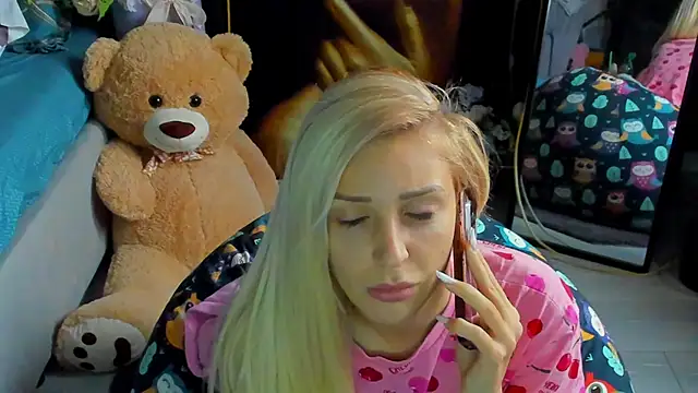 Snapshot of glossy_blondegirl chatting on 11.14.25 glossy blondegirl online show from 11.14.25