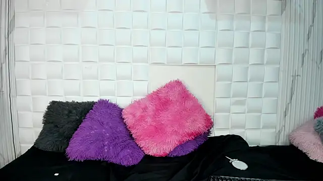 chloe moretzz  online show from 12.31.24