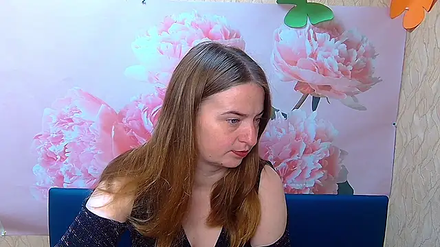 Snapshot of FreyaDak chatting on 09.28.25 FreyaDak online show from 09.28.25