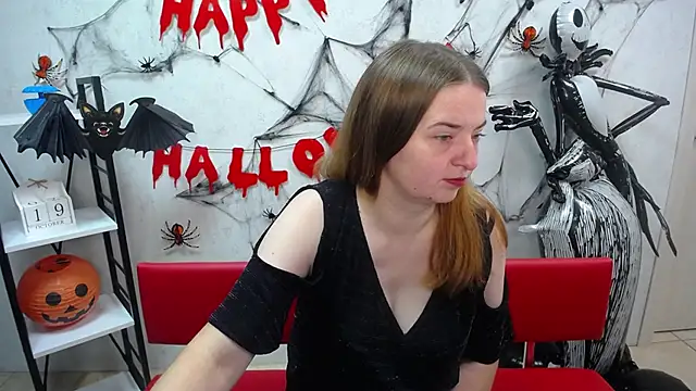 Snapshot of FreyaDak chatting on 10.19.25 FreyaDak online show from 10.19.25