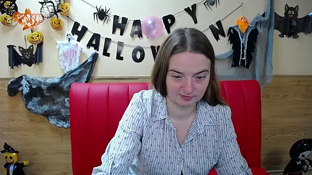 Snapshot of FreyaDak chatting on 10.26.25 FreyaDak online show from 10.26.25