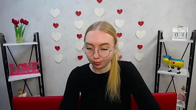 Snapshot of BeatriceFly chatting on 12.04.24 BeatriceFly online show from 12.04.24