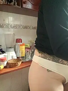 Snapshot of skayhot_ chatting on 10.30.25 skayhot online show from 10.30.25