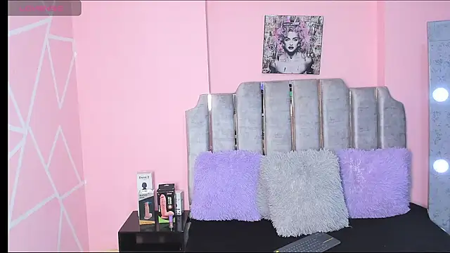 Snapshot of karol_noa chatting on 02.18.25 karol noa online show from 02.18.25