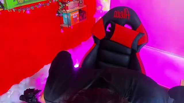 Snapshot of LilOwen_ chatting on 09.15.25 LilOwen  online show from 09.15.25