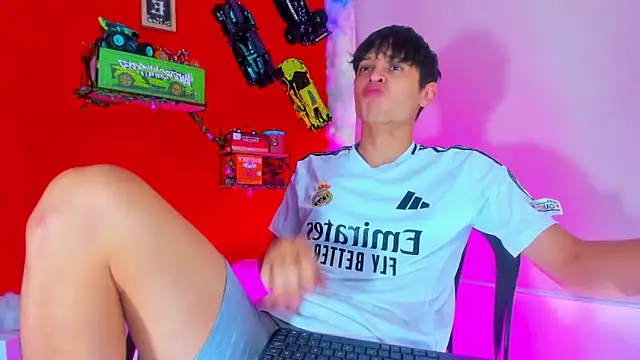 Snapshot of LilOwen_ chatting on 10.04.25 LilOwen  online show from 10.04.25