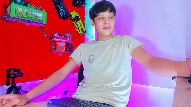 Snapshot of LilOwen_ chatting on 10.10.25 LilOwen  online show from 10.10.25