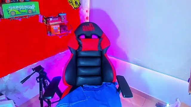 Snapshot of LilOwen_ chatting on 10.24.25 LilOwen  online show from 10.24.25