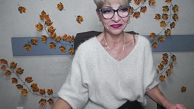 Snapshot of EllaBonito chatting on 12.08.24 EllaBonito online show from 12.08.24