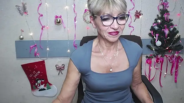 Snapshot of EllaBonito chatting on 12.22.24 EllaBonito online show from 12.22.24