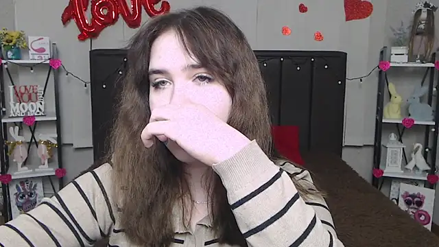 Snapshot of LauraHlot chatting on 02.20.25 LauraHlot online show from 02.20.25