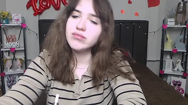 Snapshot of LauraHlot chatting on 02.20.25 LauraHlot online show from 02.20.25