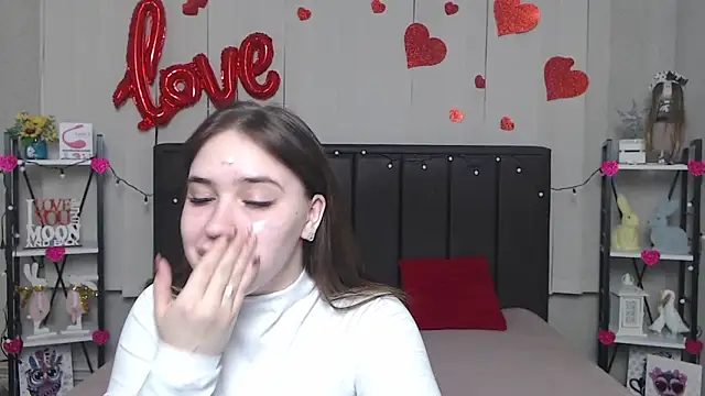 Snapshot of LauraHlot chatting on 03.17.25 LauraHlot online show from 03.17.25