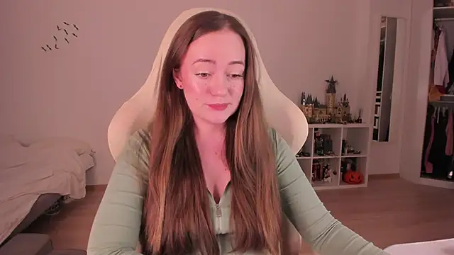 Snapshot of WalkingGirl chatting on 12.13.25 WalkingGirl online show from 12.13.25