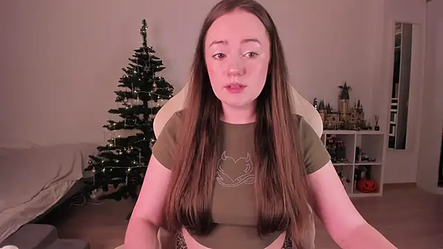 Snapshot of WalkingGirl chatting on 12.18.25 WalkingGirl online show from 12.18.25